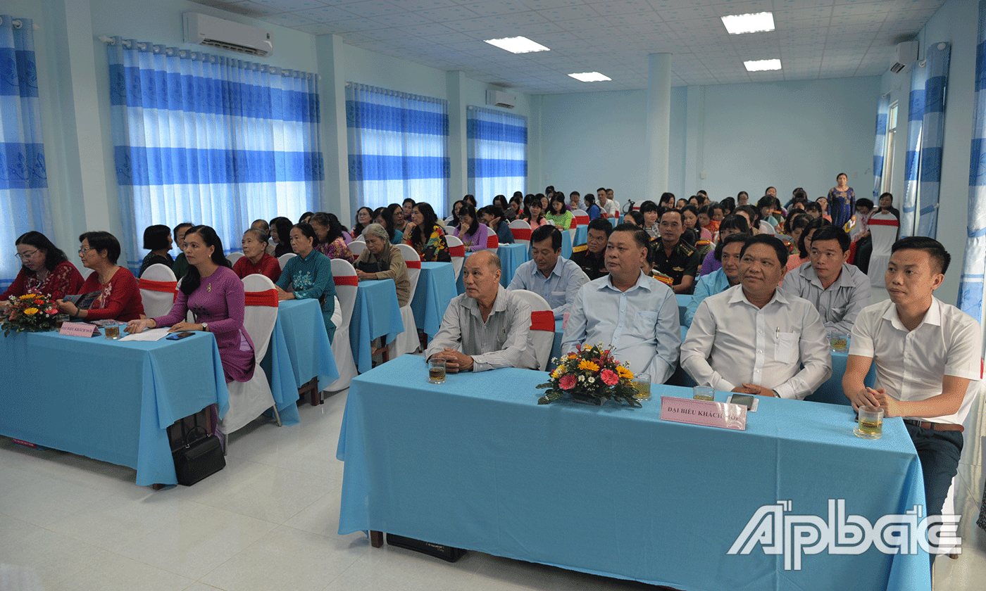Đại biểu tham dự buổi họp mặt.