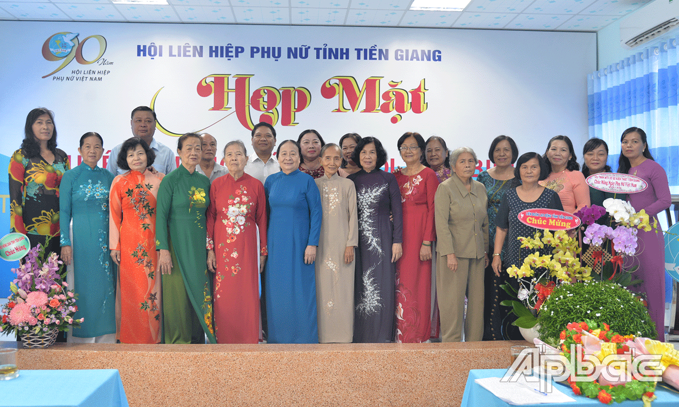 Đại biểu chụp ảnh lưu niệm tại buổi họp mặt.
