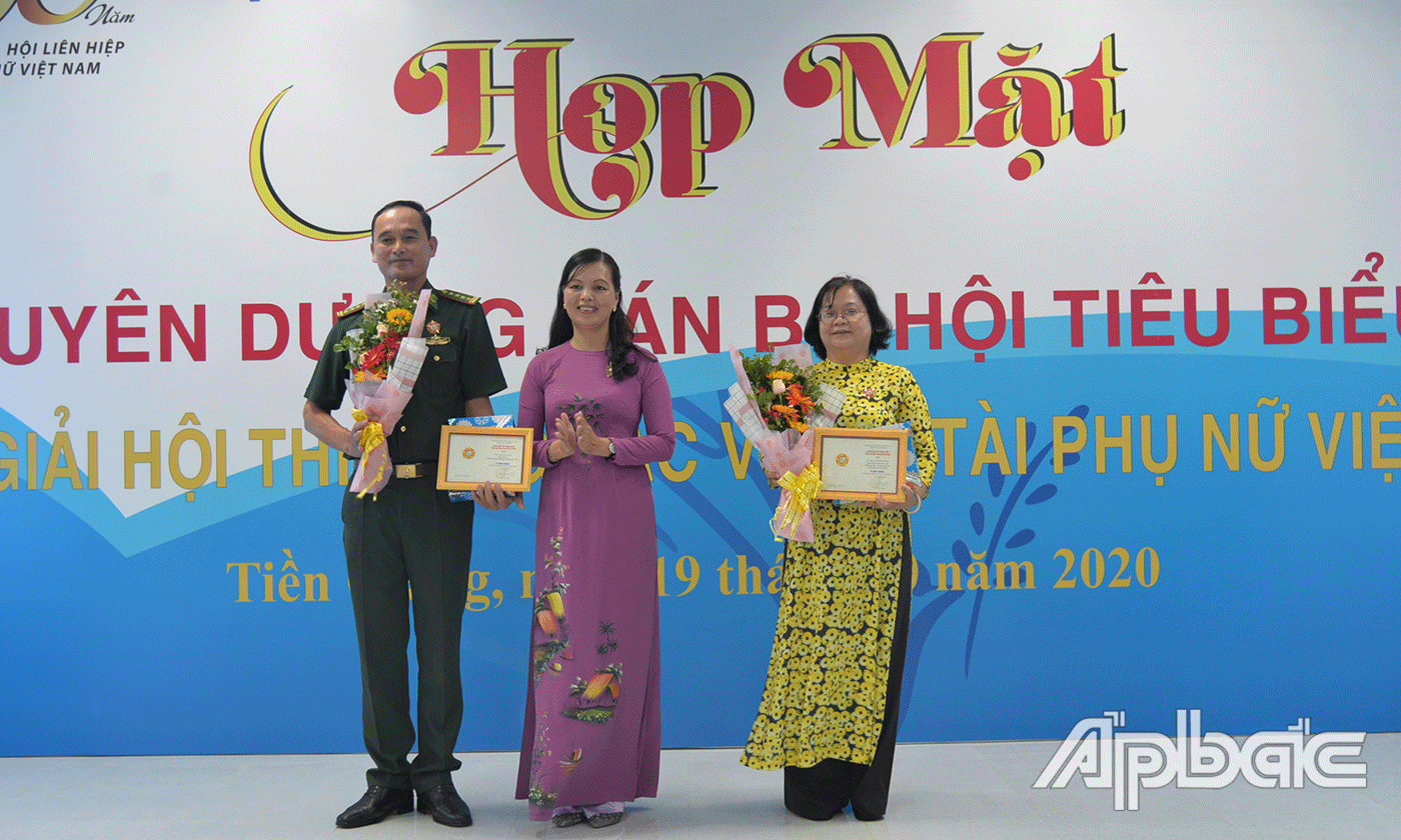 Trao Kỷ niệm chương 