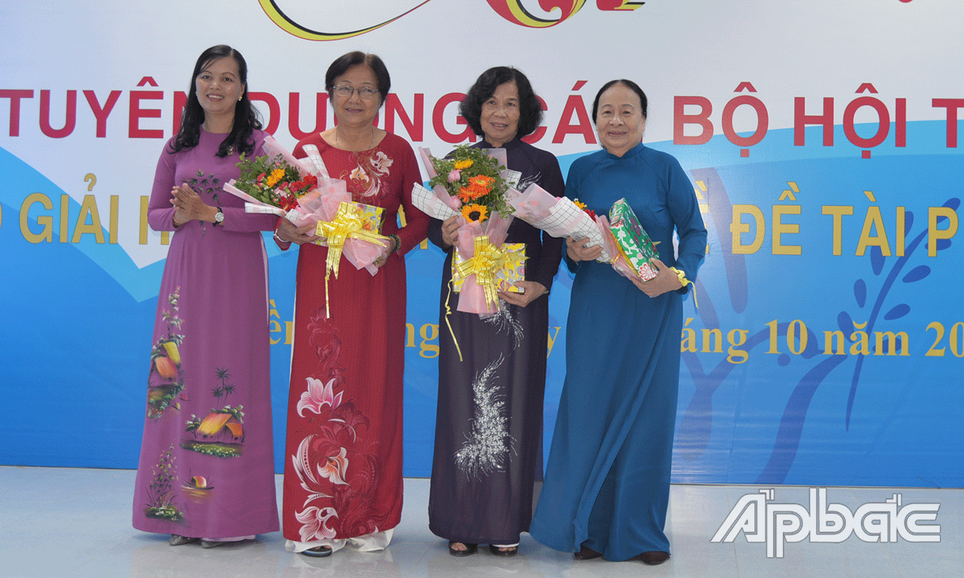 Tung ương Hội LHPN Việt Nam tặng quà cho nguyên ủy viên BCH Trung ương Hội. 