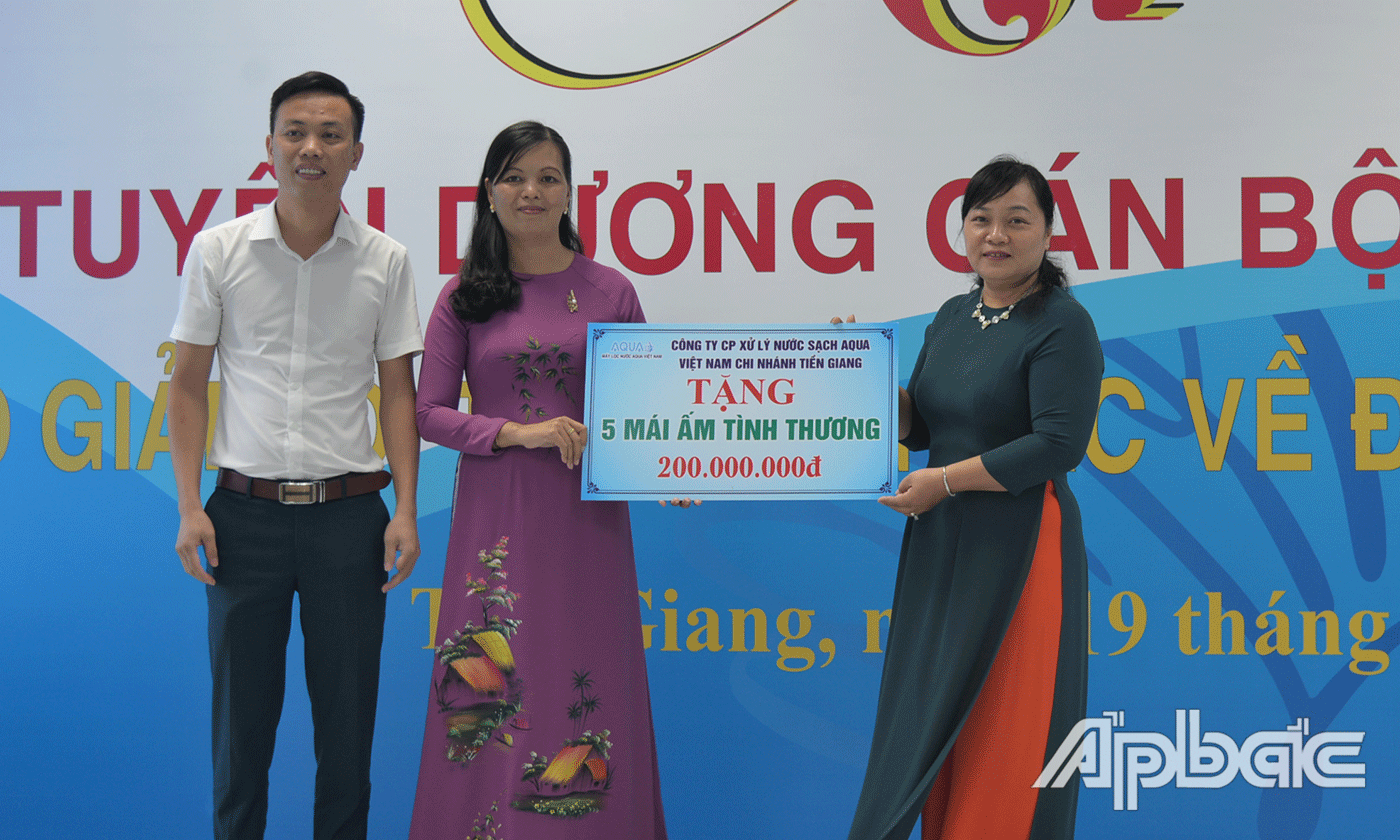Ngân hàng Thương mại Cổ phần Ngoại thương Việt Nam chi nhánh Tiền Giang và Công ty Cổ phần xử lý nước sạch AQUA Việt Nam nchi nhánh Tiền Giang trao bảng tượng trưng tặng 