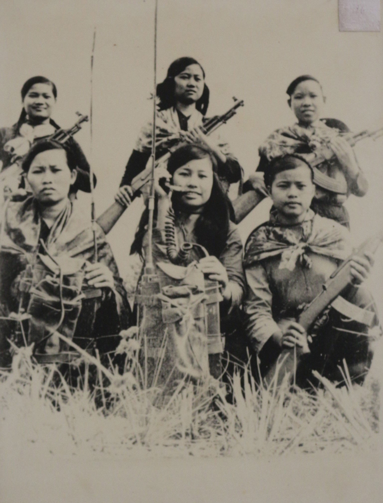 Các nữ thông tin, pháo binh vành đai Bình Đức.
