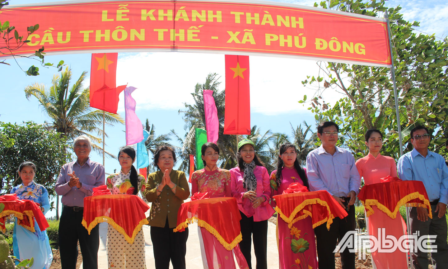Cắt băng khánh thành cầu Thôn Thế. ảnh: M. Thành