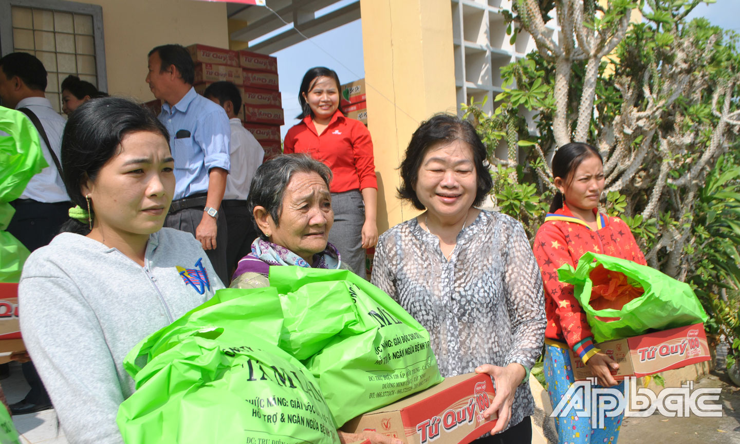 Nguyên Phó Chủ tịch nước Trương Mỹ Hoa cùng các nhà tài trợ đã đến thăm, tặng quà Tết cho hộ nghèo 2 xã Tân Thạnh và Tân Thới, huyện Tân Phú Đông
