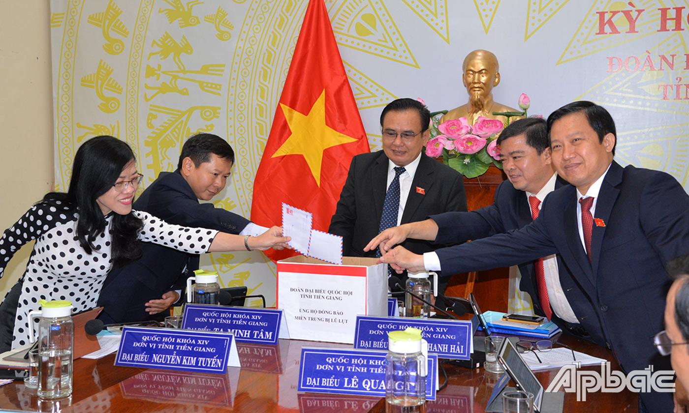 Tại điểm cầu Tiền Giang, các ĐBQH tnihr đã quyên góp ủng hộ đồng bào miền Trung bị luc lụt