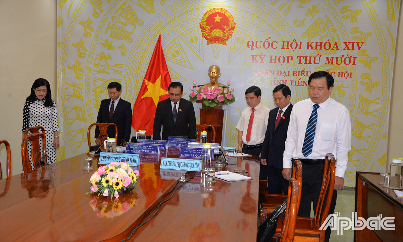 Quang cảnh mặc niệm tại điểm cầu Tiền Giang