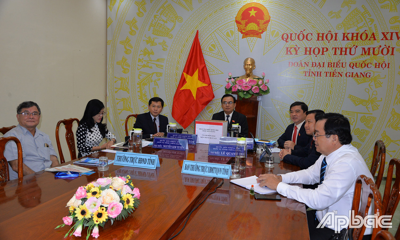 Quang cảnh tại điểm cầu Tiền Giang