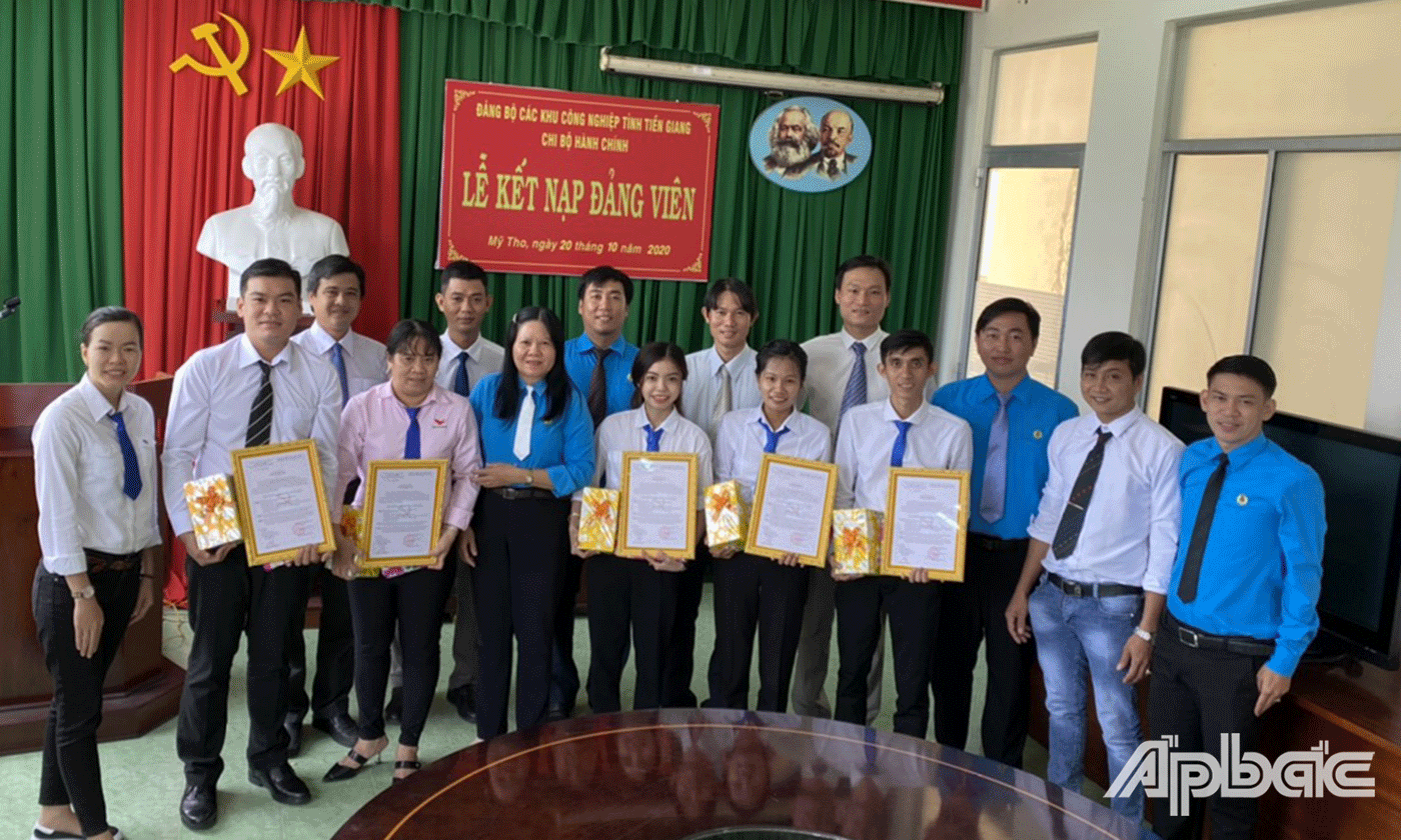 Chi bộ Hành chính (Đảng bộ Các khu công nghiệp tỉnh Tiền Giang) tổ chức Lễ kết nạp đảng cho 5 quần chúng 