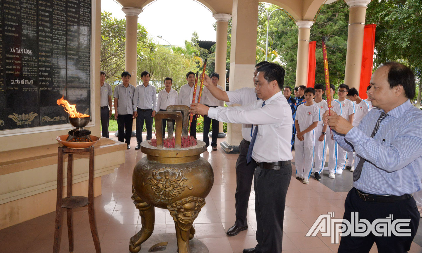 cùng lãnh đạo Sở TT&TT thắp hương