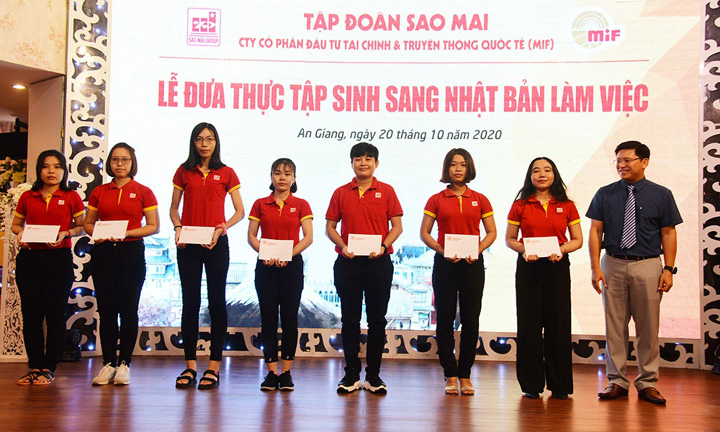 Ông Trương Vĩnh Thành - Phó Tổng Giám đốc Tập đoàn Sao Mai khen thưởng cho các thực tập sinh có thành tích học tập xuất sắc.