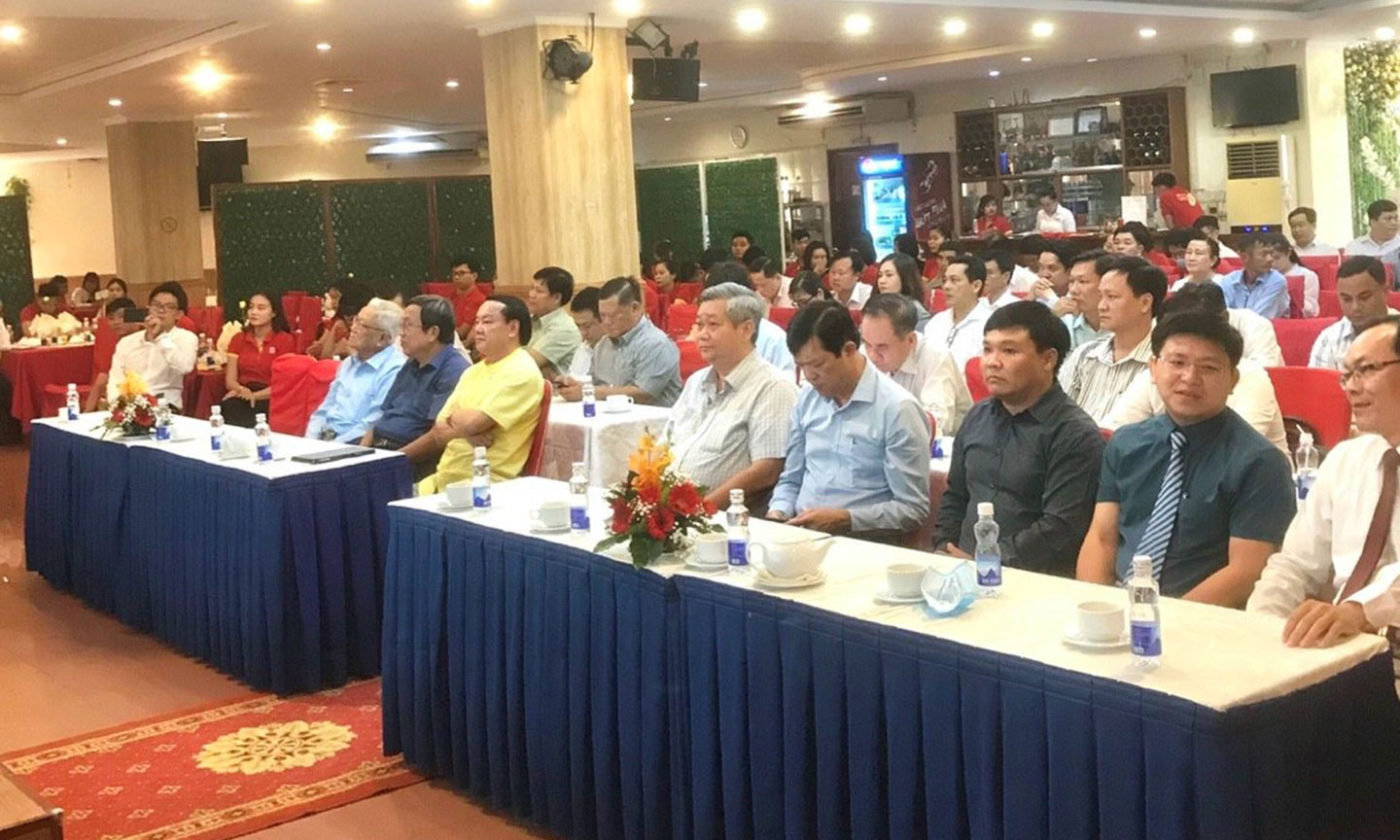 Các đại biểu tham dự buổi lễ.