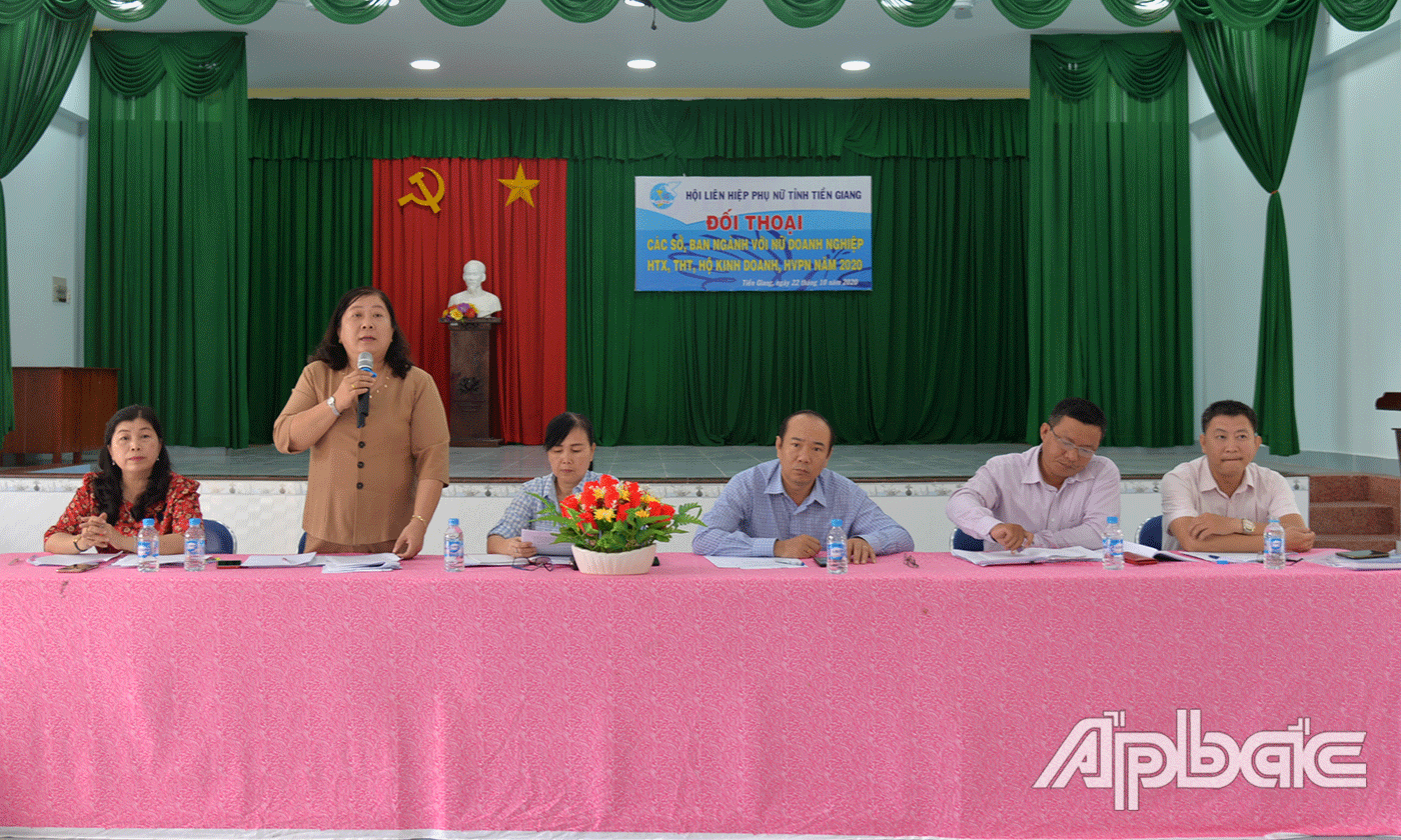Phó Chủ tịch Hội LHPN tỉnh Nguyễn Thị Kiền Tiên trao đổi các chính sách hỗ trợ phụ nữ khởi nghiệp tại buổi đối thoại.