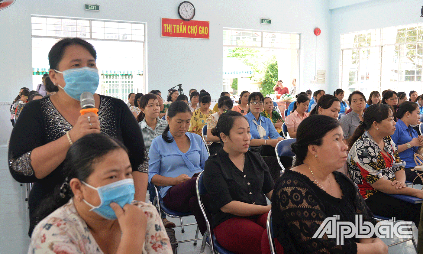 Các chị em phụ nữ đặt câu hỏi trao đổi tại buổi đối thoại.
