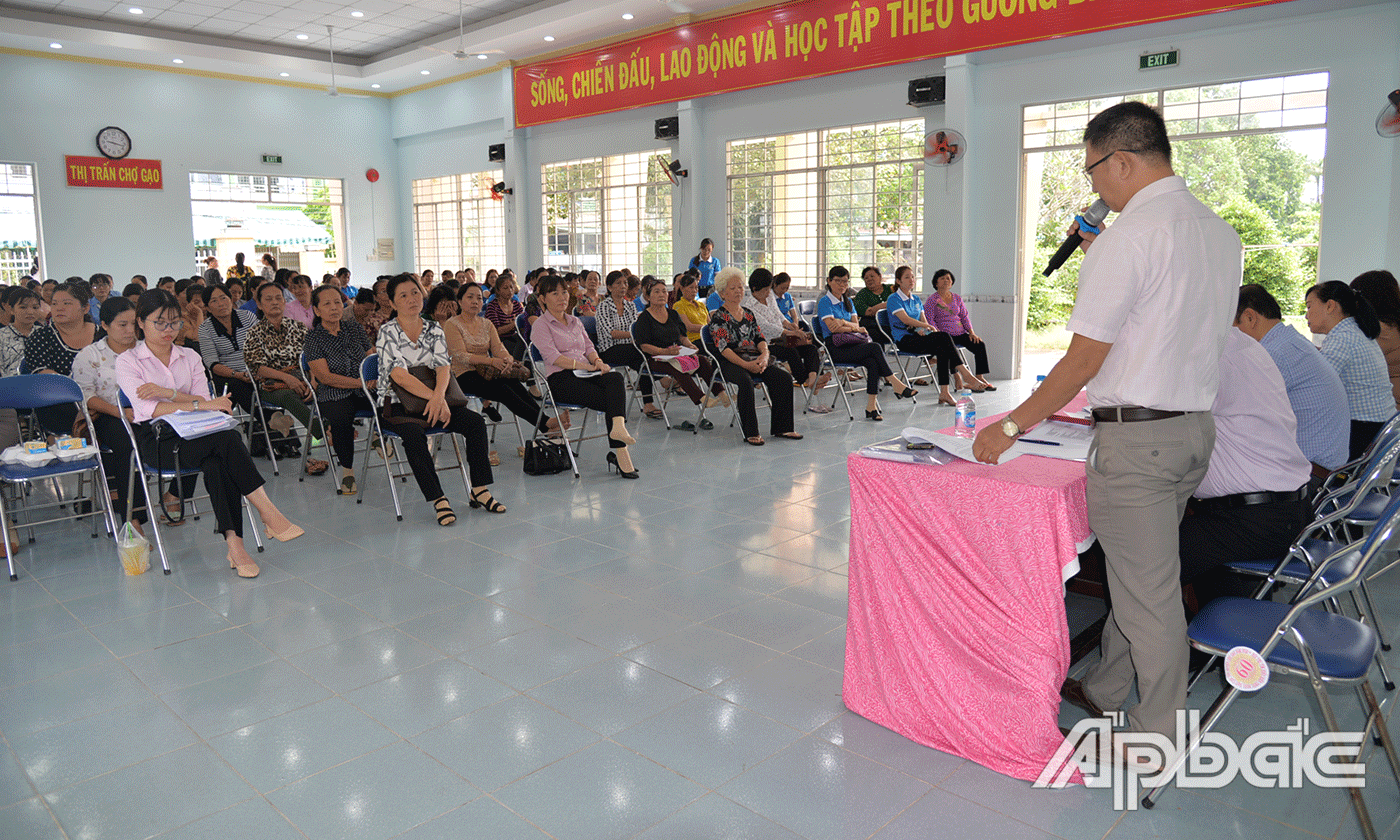 Đại diện lãnh đạo các sở, ngành trao đổi, trả lời những vướng mắc của chị em phụ nữ.