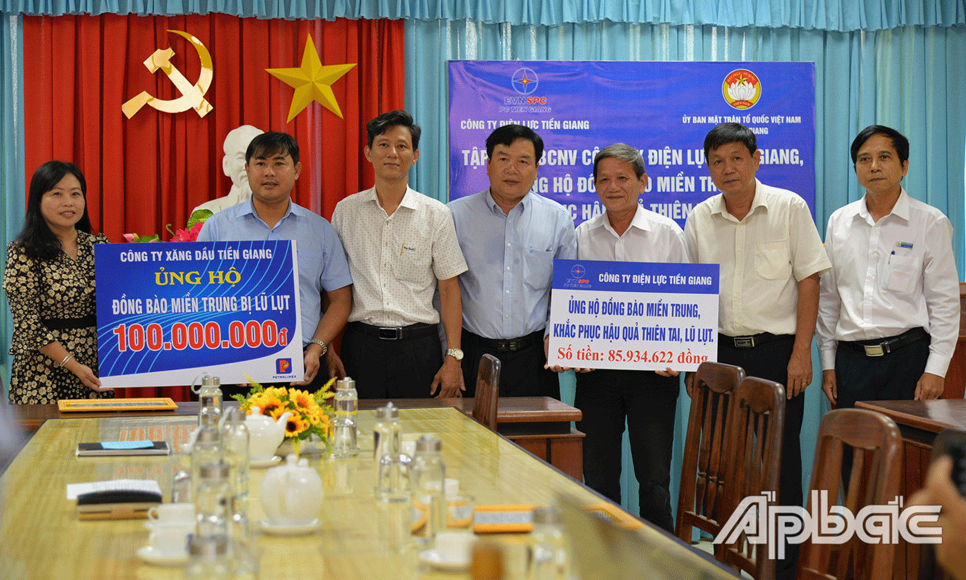Công ty Xăng dầu Tiền Giang và Công ty Điện lực Tiền Giang trao bảng tượng trưng hỗ trợ đồng bào miền Trung thông qua UBMTTQ tỉnh.