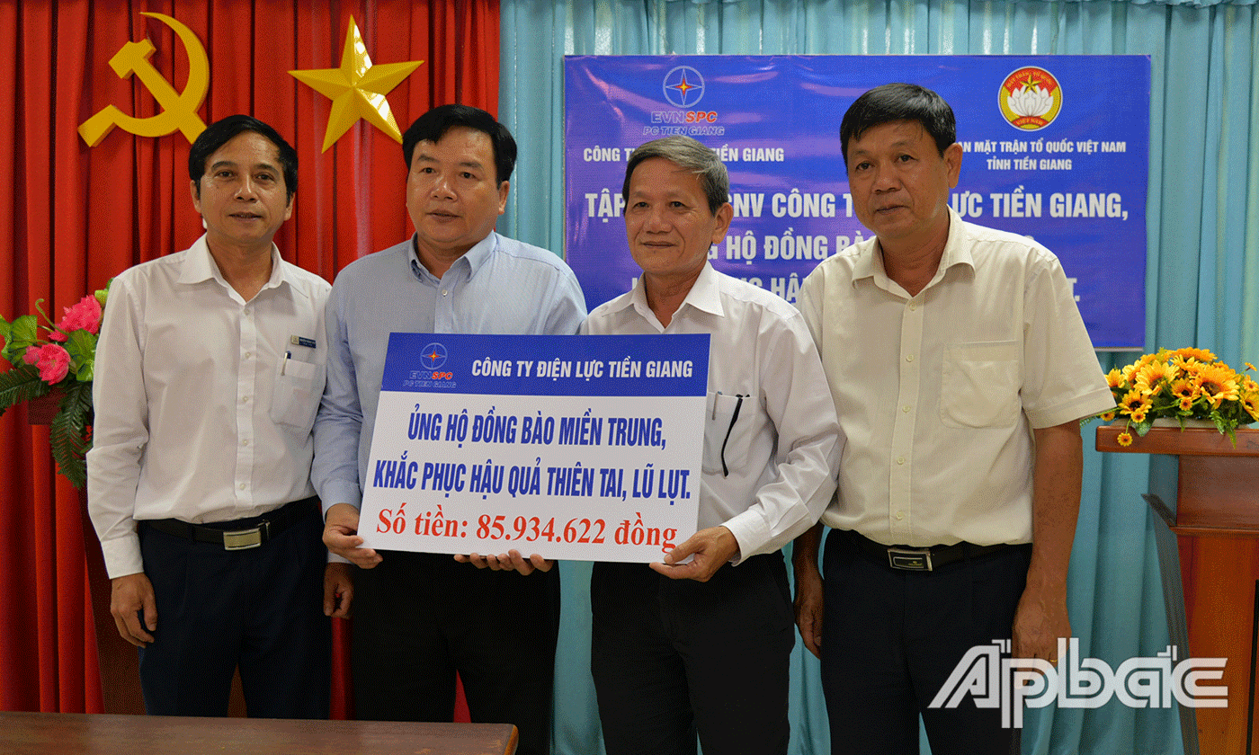 Công ty Điện lực Tiền Giang trao bảng tượng trưng cho UBMTTQ tỉnh.