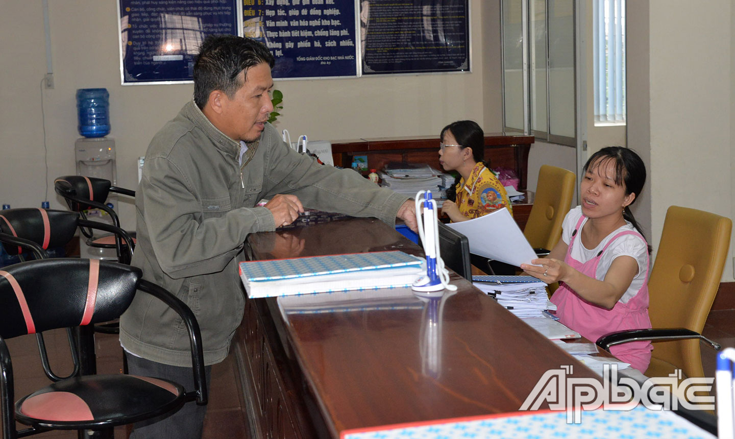 Khách hàng giao dịch tại KBNN Tiền Giang