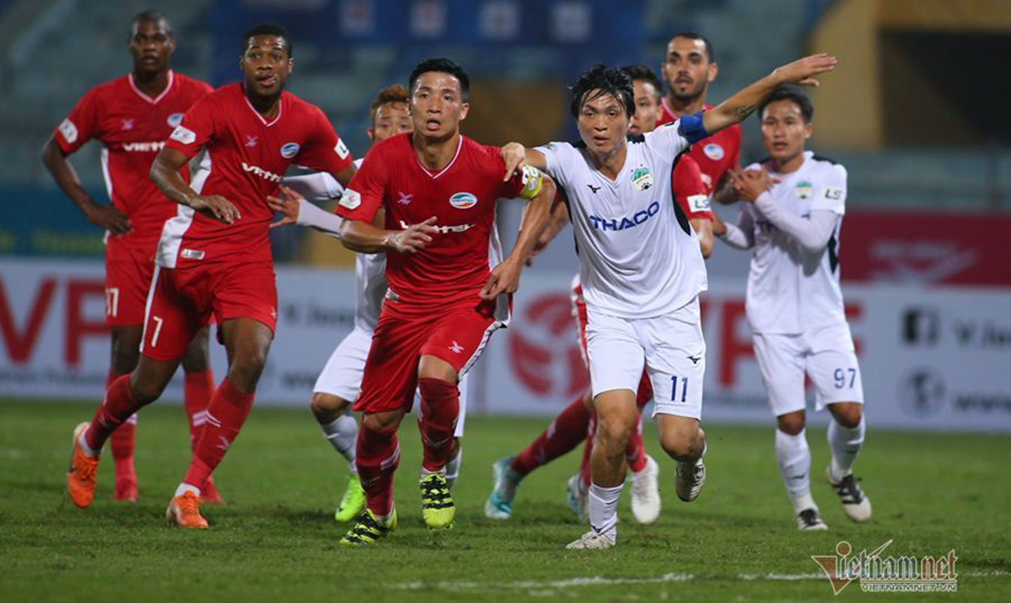 Viettel (áo đỏ) đang tạm dẫn đầu bảng A V-League 2020 sau 3 trận toàn thắng. Ảnh: Vietnamnet.vn