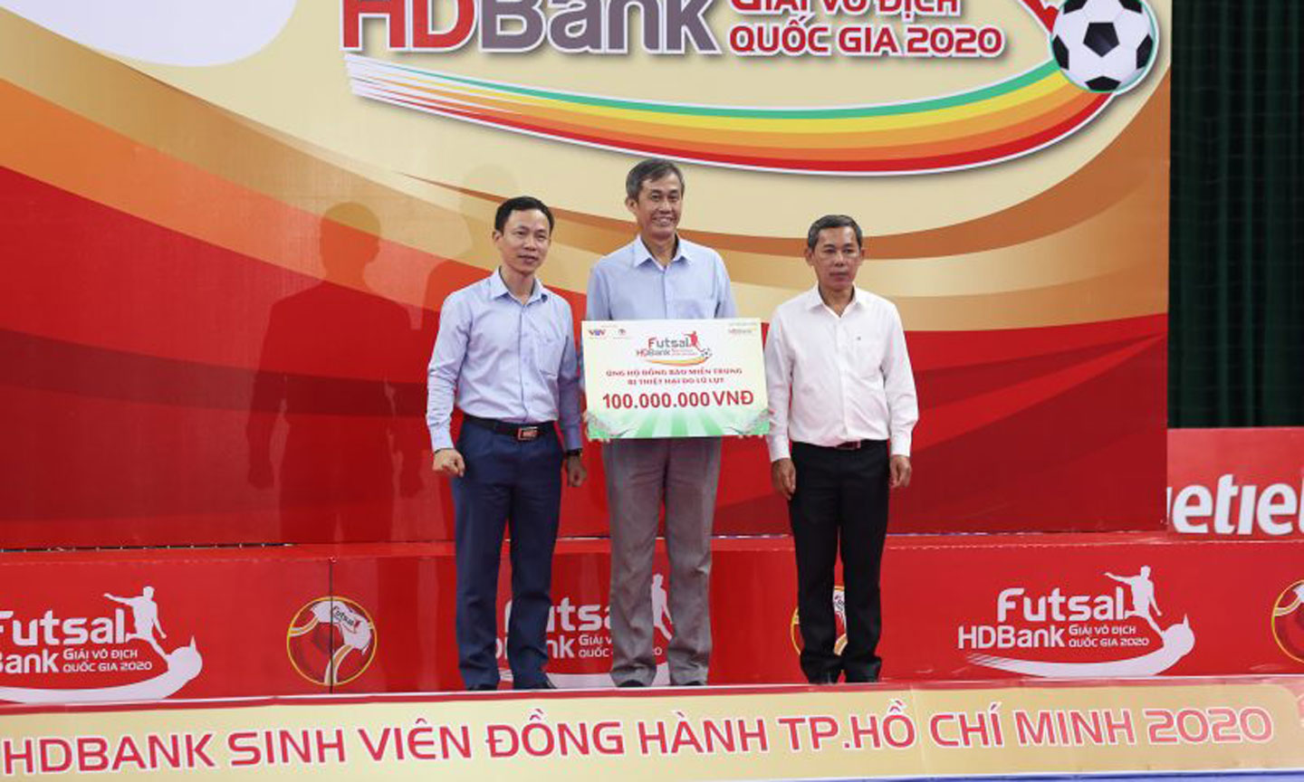 Phát huy truyền thống “tương thân, tương ái” cùng chung tay chia sẻ, hướng về miền Trung ruột thịt, LĐBĐVN, VOV và BTC giải Futsal HDBank Vô địch quốc gia 2020 phát động quyên góp ủng hộ đồng bào vùng bị thiệt hại do bão lũ gây ra, góp phần hỗ trợ đồng bào vùng lũ nhanh chóng khôi phục sản xuất và ổn định đời sống. 100 triệu đồng từ chương trình đã được trao ủng hộ đồng bào miền Trung thông qua Ủy ban TW Mặt trận Tổ quốc Việt Nam.