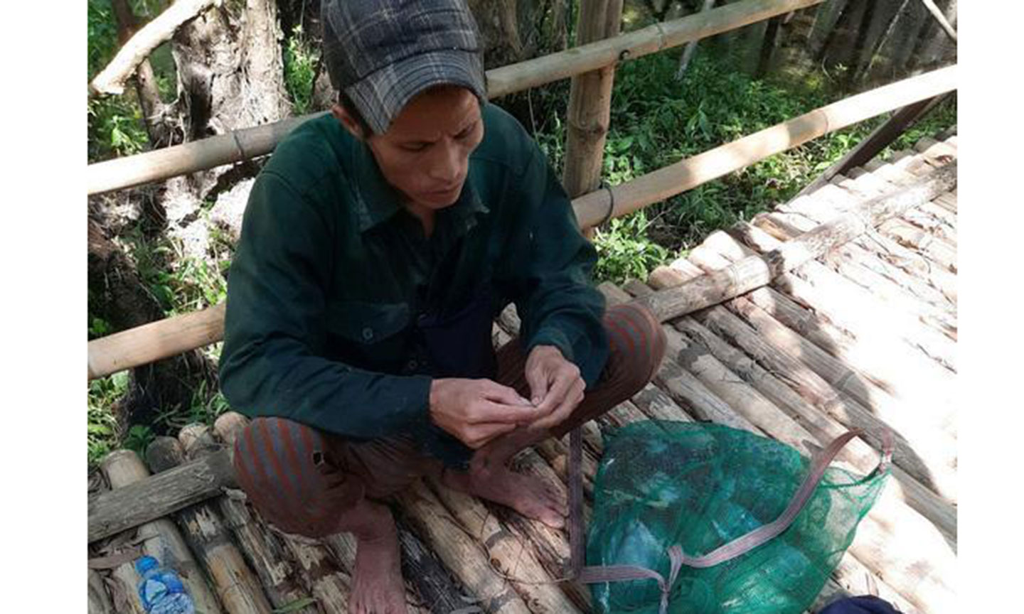 Một cò tặc ở Trà Sư bị bắt giữ. Ảnh: Bửu Đấu
