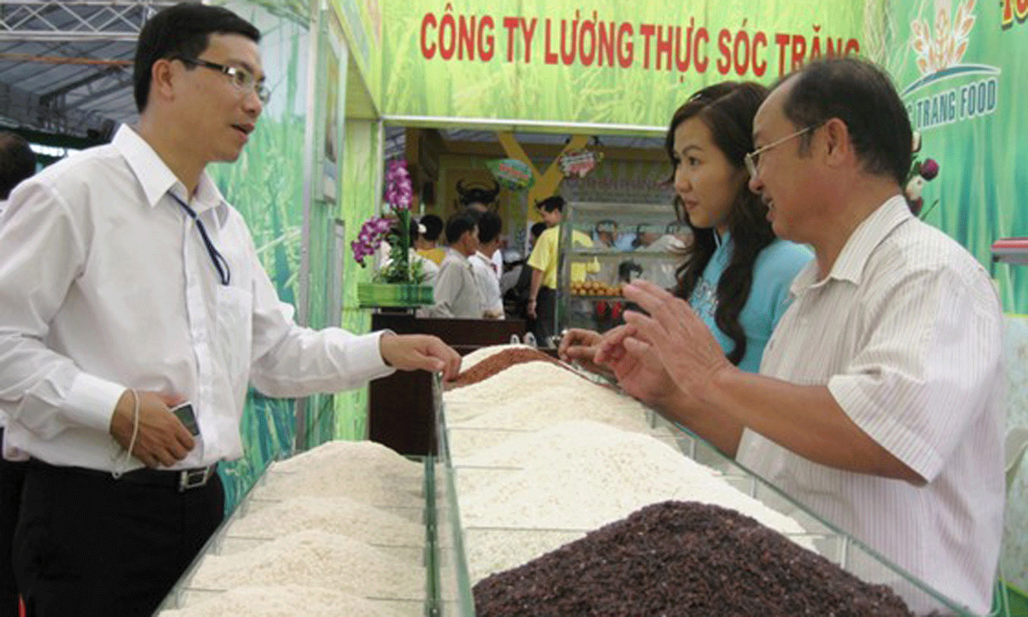 Giới thiệu các loại gạo ngon của Sóc Trăng. Ảnh: HUỲNH LỢI