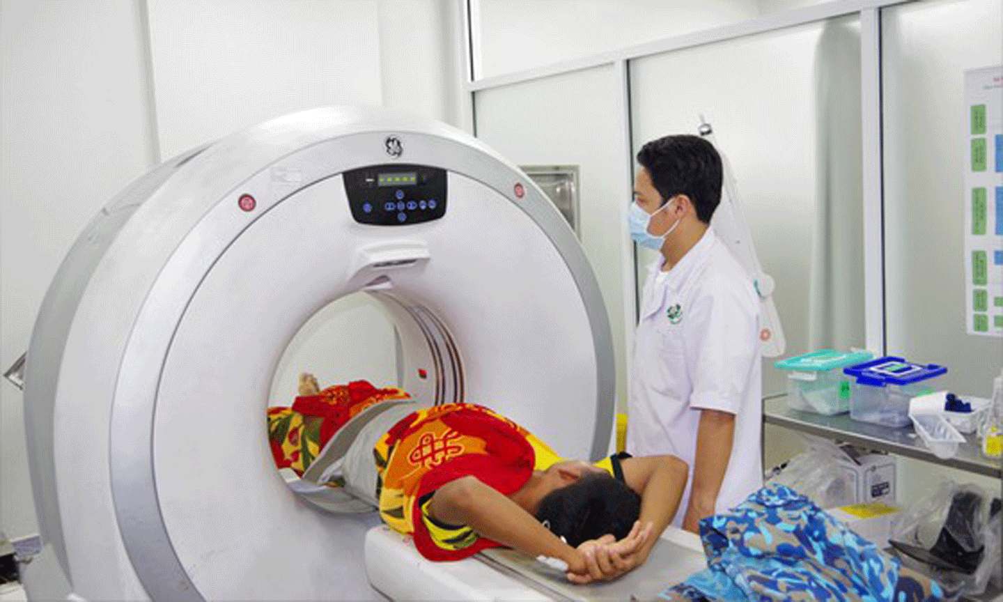 Hiện, hai bệnh nhân đã được các bác sĩ tổ chức hội chẩn nhanh, triển khai hàng loạt xét nghiệm, chẩn đoán cận lâm sàng và tích cực cứu chữa