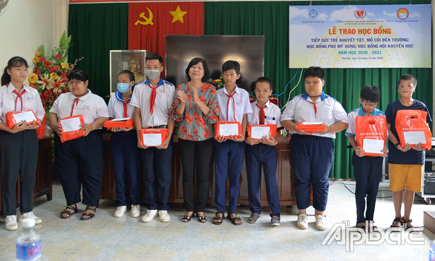 Chủ tịch Hội Bảo trợ bệnh nhân nghèo, người khuyết tật và trẻ mồ côi tỉnh Võ Thị Chín trao học bổng cho các em.