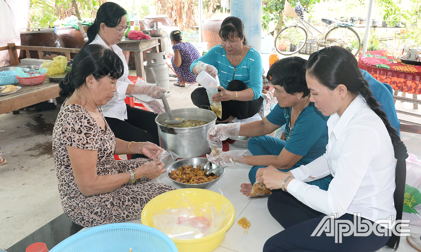 Mọi người chuẩn bị những phần cơm ấm áp đến với người nghèo khó.