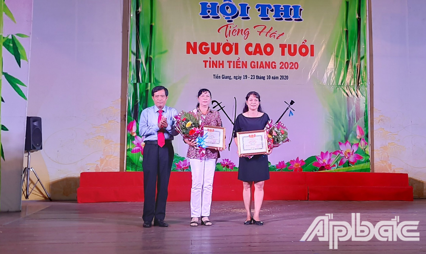 Đồng chí Nguyễn Đức Đảm, Giám đốc Sở Văn hóa, Thể thao và Du lịch Tiền Giang trao giải Nhì cho hai đội
