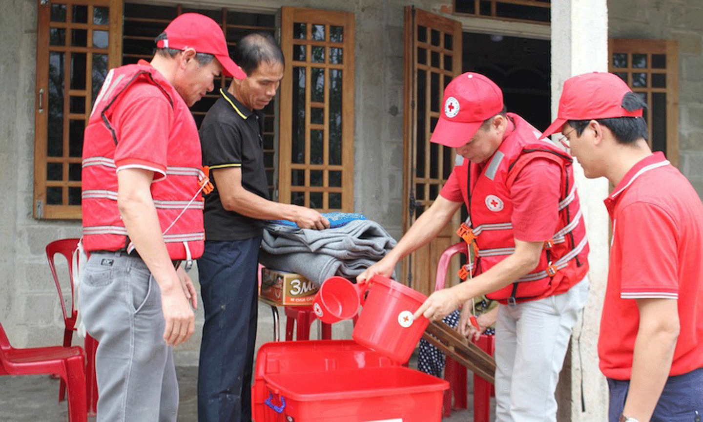 Đoàn cứu trợ Trung ương Hội Chữ thập đỏ Việt Nam do Phó Chủ tịch Trung ương Hội Trần Quốc Hùng làm trưởng đoàn hỗ trợ bà con tại huyện Phong Điền, tỉnh Thừa Thiên Huế.