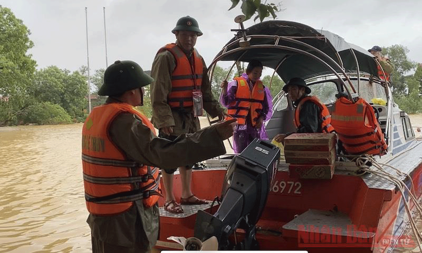 Đoàn công tác Chữ thập đỏ Việt Nam tới thăm, tặng quà người dân xã Sơn Thủy, huyện Lệ Thủy, tỉnh Quảng Bình, Quảng Trị, ngày 21 và 22-10. 