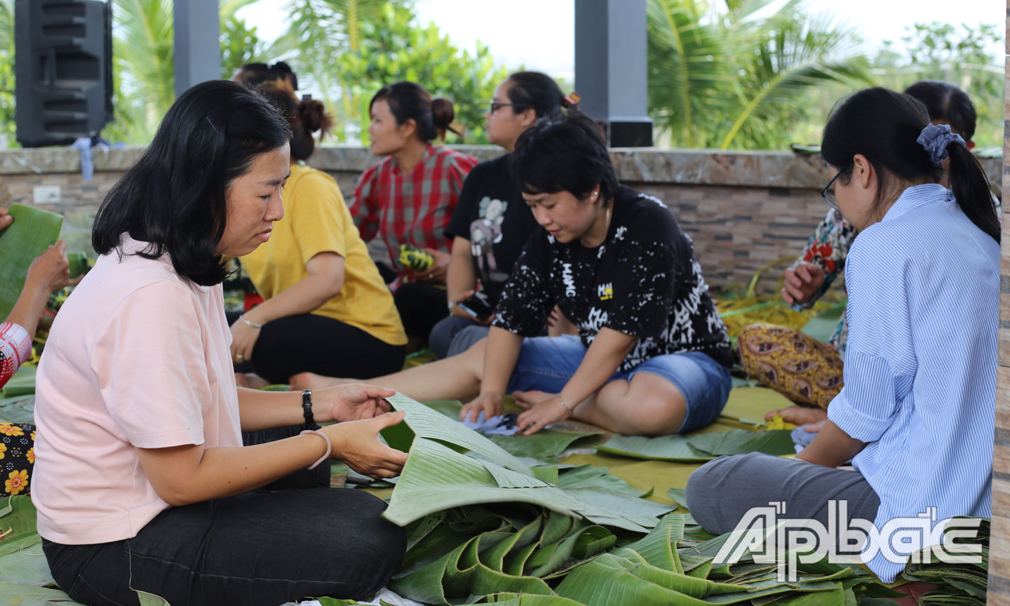 Nhiều bà con  lân cận nghe tin anh Huyền gói bánh ủng hộ đồng bào miền Trung liền tới giúp sức, mỗi người một tay. 