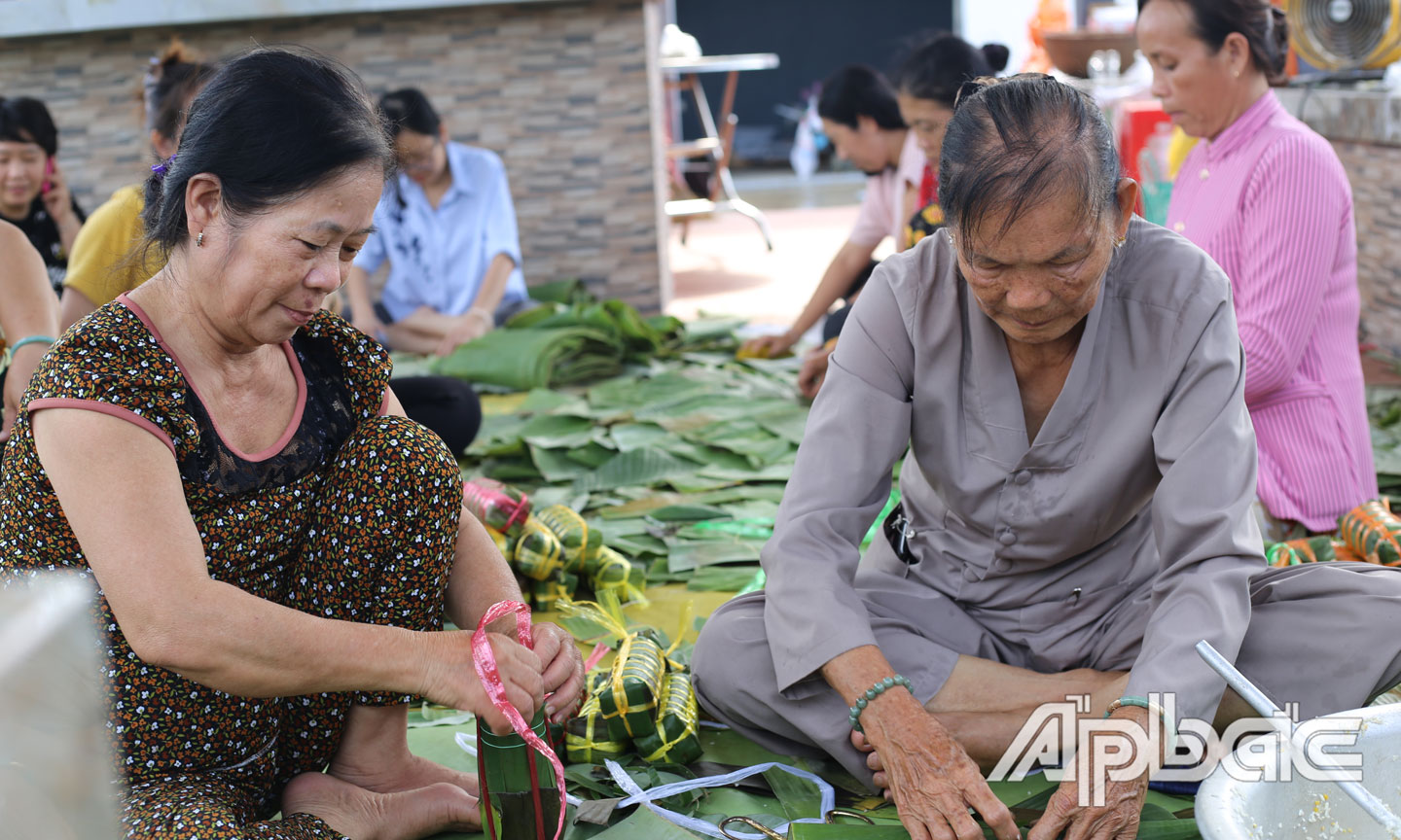 Tỉ mỉ từng chút một, gởi trọn cả yêu thương, sẻ chia vào trong những đòn bánh nghĩa tình. 