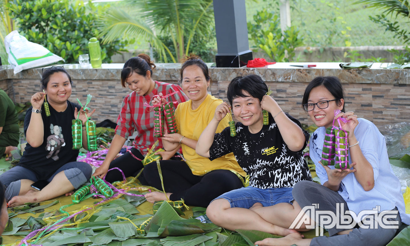 Những đòn bánh hoàn thiện trên đôi tay khéo léo của các dì, các chị. 