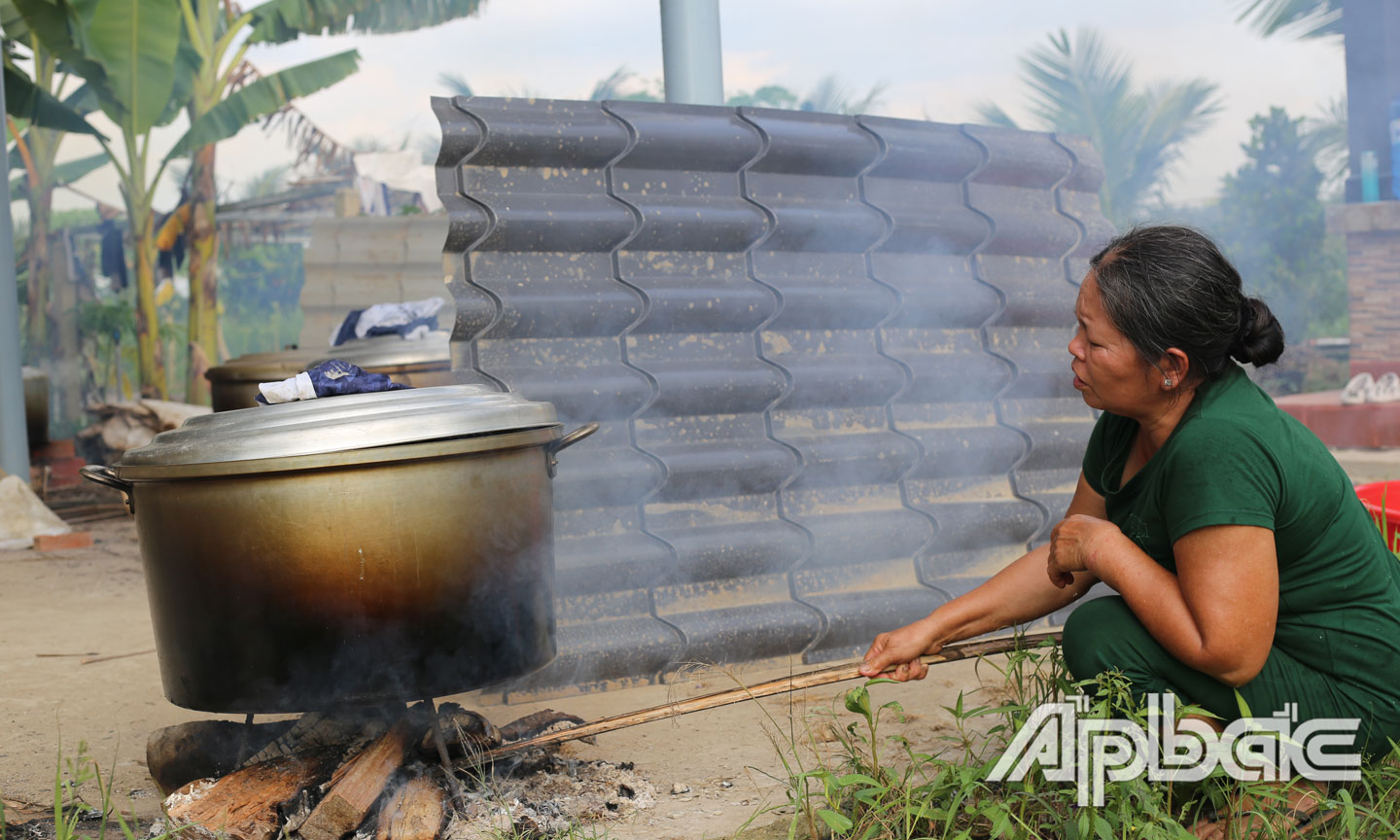 Nấu bánh tét quan trọng nhất là công đoạn canh lửa. Lửa phải đều tay, bánh mới chín, không bị sượn. 
