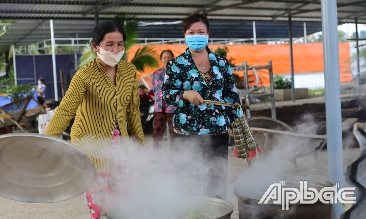 Những chiếc bánh đầu tiên đã ra lò, thơm, ngon. 