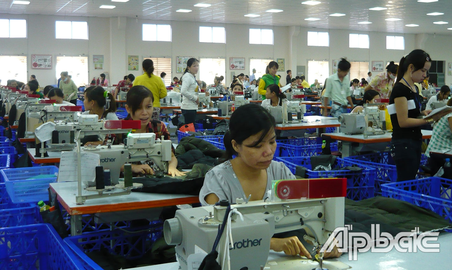 Tay nghề của lao động nữ trong doanh nghiệp ngày càng được nâng cao, góp phần thúc đẩy  bình  đẳng giới trong lĩnh vực lao động, việc làm. Ảnh: HỮU NGHỊ