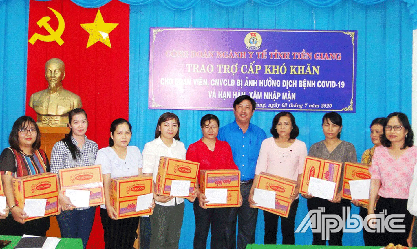Công đoàn ngành Y tế Tiền Giang trợ cấp khó khăn cho đoàn viên, CCVCLĐ bị ảnh hưởng dịch bệnh Covid-19 và hạn, mặn.