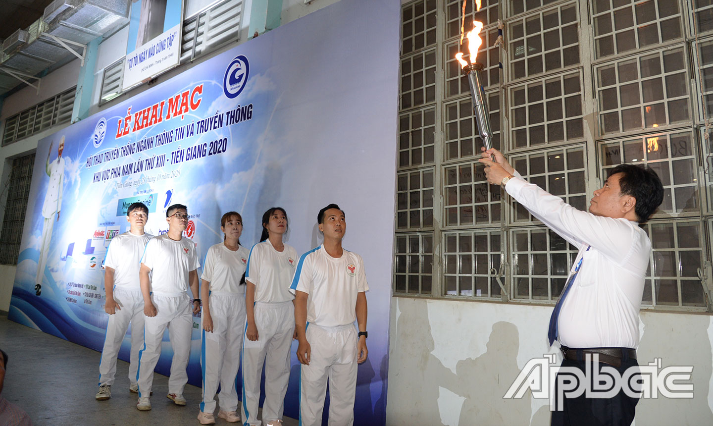 Đồng chí Trần Văn Dũng thắp lửa truyền thống Hội thao.