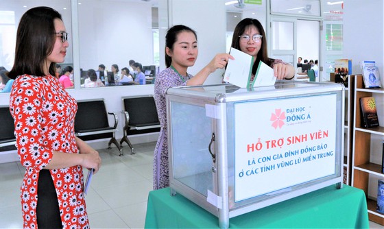 Cán bộ, giảng viên Trường ĐH Đông Á ủng hộ sinh viên vùng lũ 