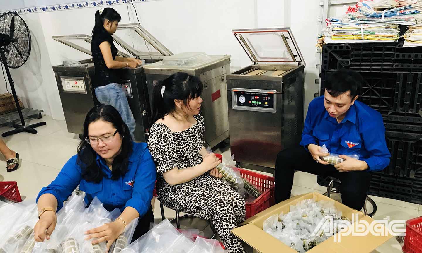 Bánh tét được ĐV-TN Thị xã Cai Lậy đóng gói hút chân không để bảo quản tránh hư hỏng trong thời gian vận chuyển dài.