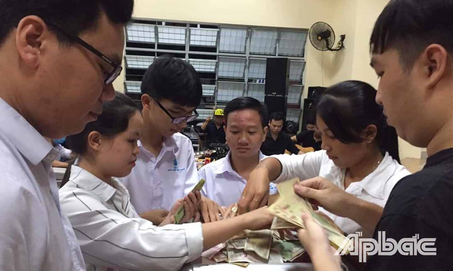 Hội SVVN Trường Đại học Tiền Giang tổng hợp số tiền quyên góp ở đêm văn nghệ 