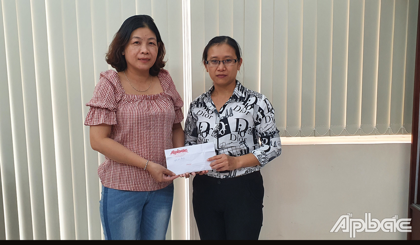 Đại diện Báo Ấp Bắc trao số tiền ủng hộ đồng bào miền Trung bị lũ lụt cho Ủy ban Mặt trận Tổ quốc Việt Nam tỉnh Tiền Giang.