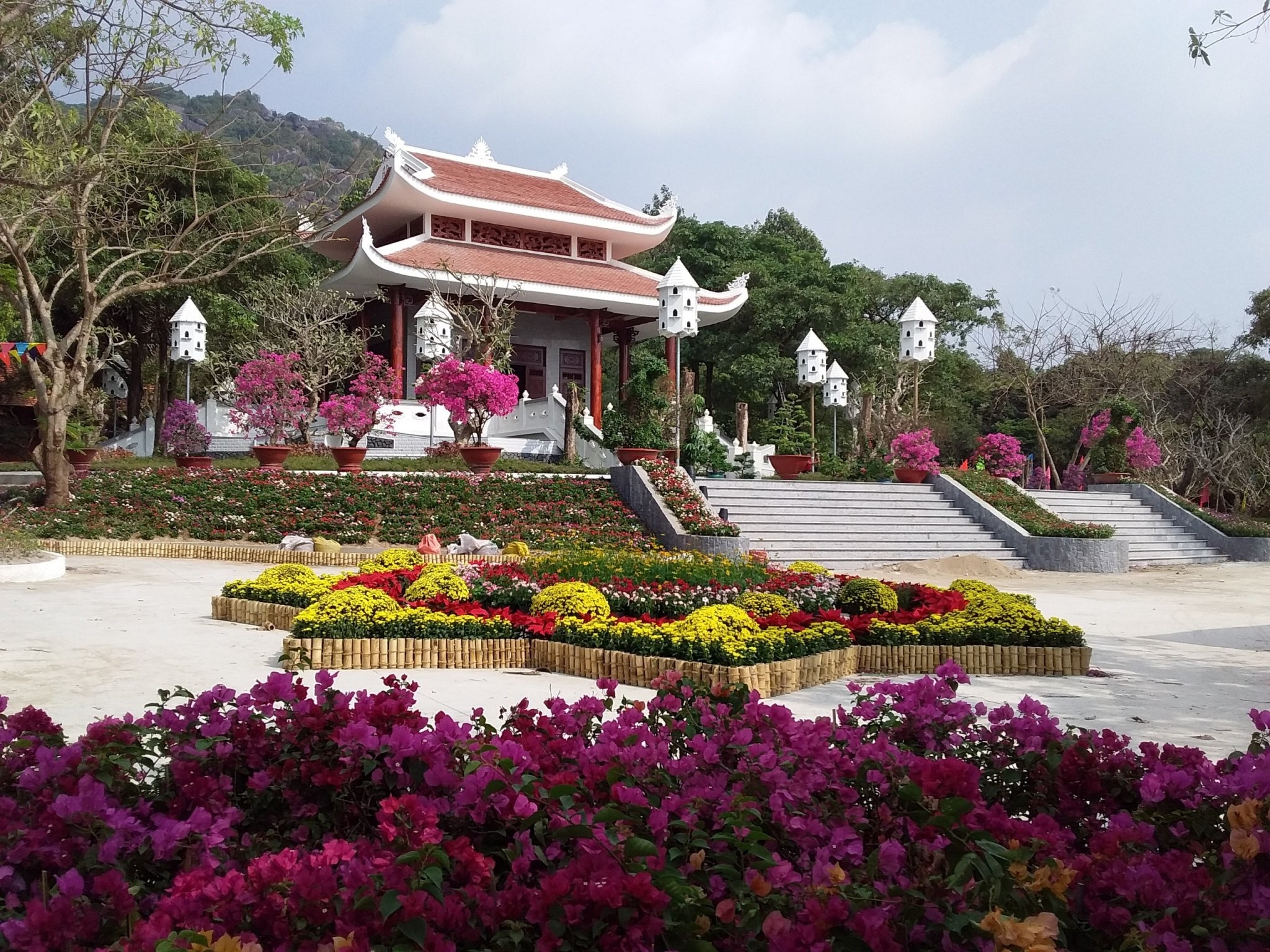 Đền thờ các Anh hùng Liệt sĩ - công trình kiến trúc văn hóa lịch sử mang ý nghĩa tâm linh sâu sắc.