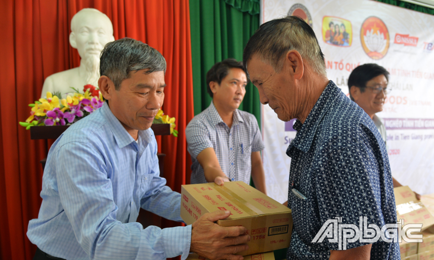 Trao 100 phần cho hộ nghèo trên địa bàn TP. Mỹ Tho.