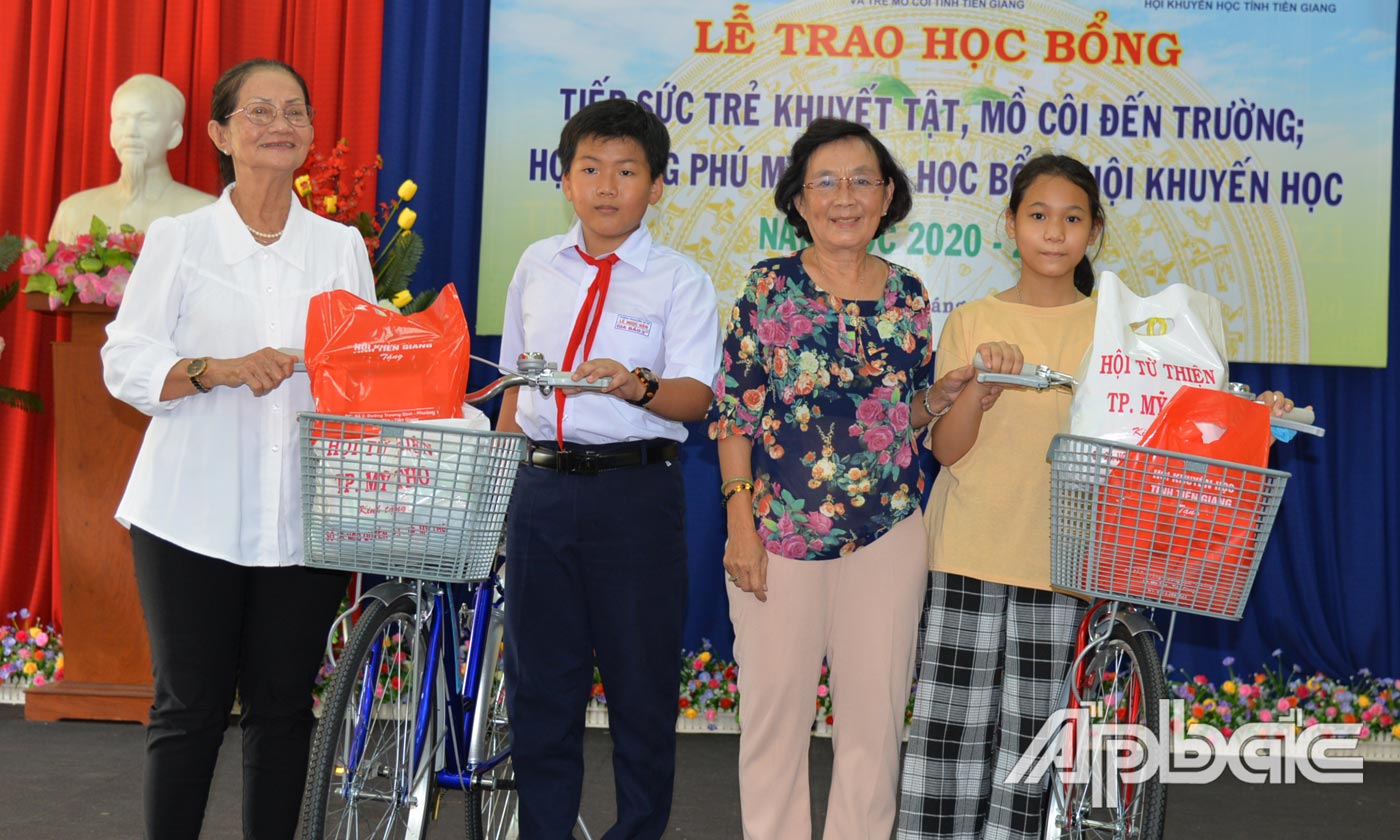 Trao 2 xe đạp cho 2 em.