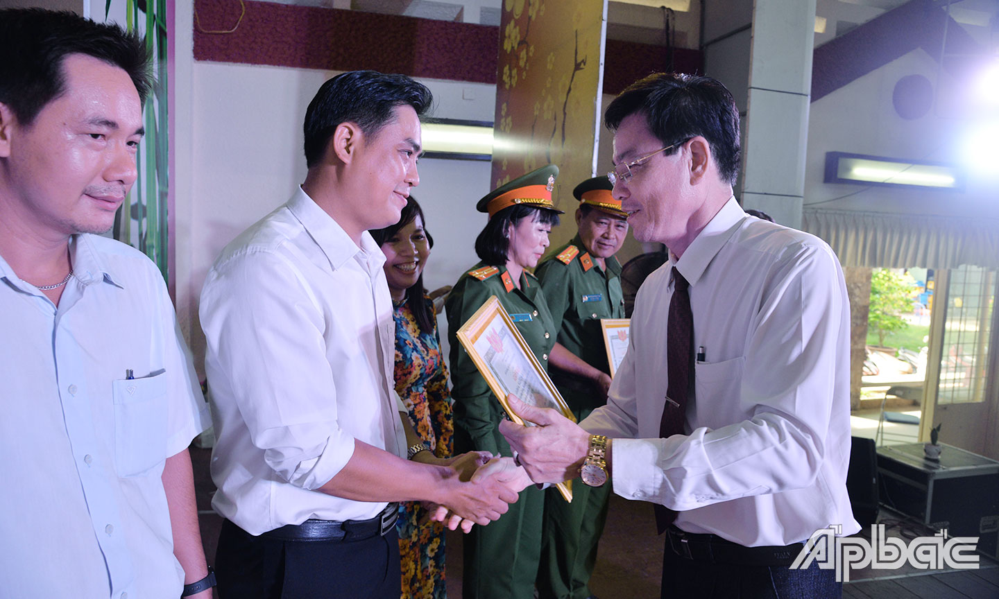 Ban Chỉ đạo CTGĐ tỉnh tuyên dương các gia đình văn hóa tiêu biểu  nhiều năm liền. Ảnh: Thu Hoài                                                                                               