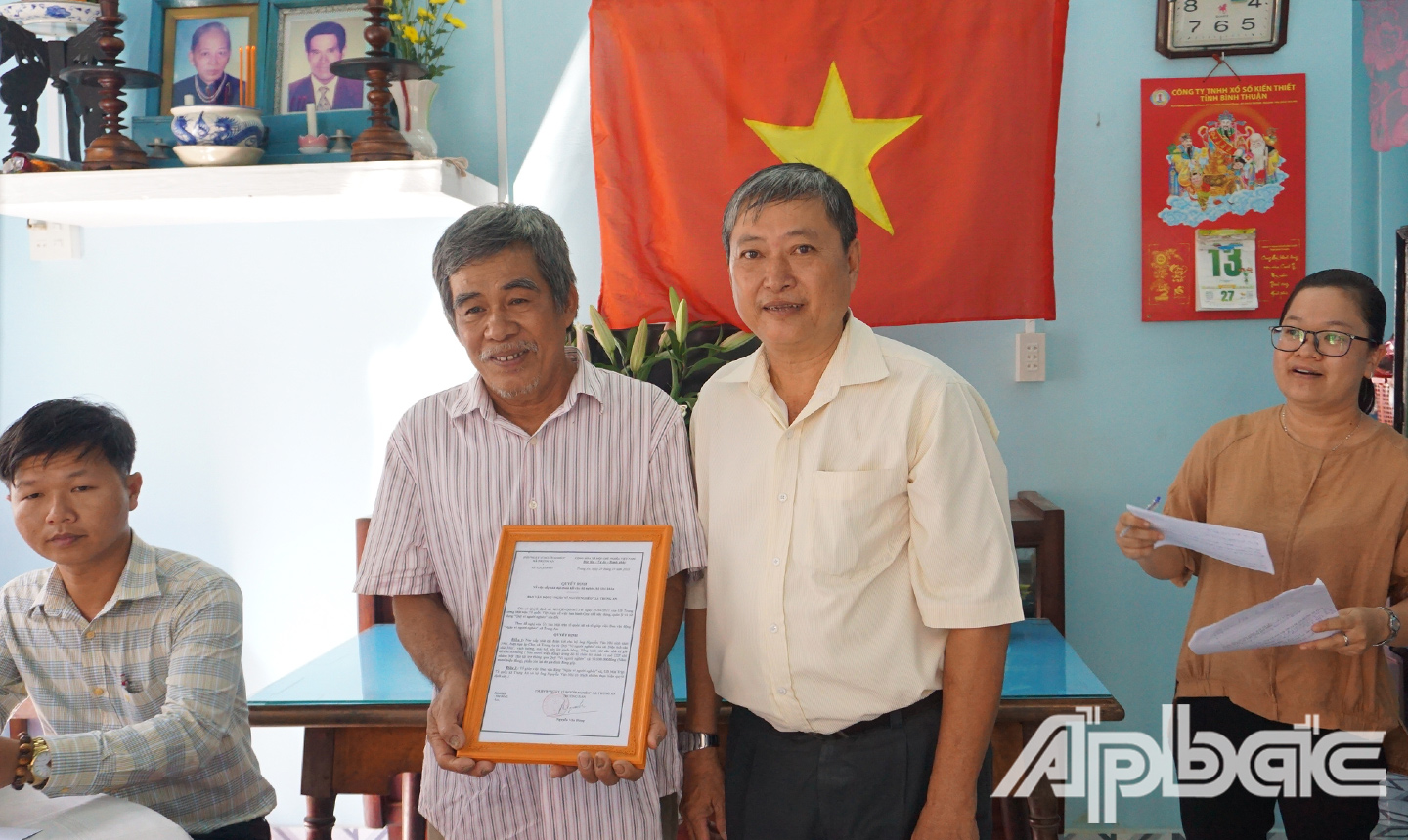 Ông Nguyễn Văn Hùng, Chủ tịch Ủy ban MTTQ xã trao quyết định bàn giao Mái nhà CEP cho ông Nguyễn Văn Nhi