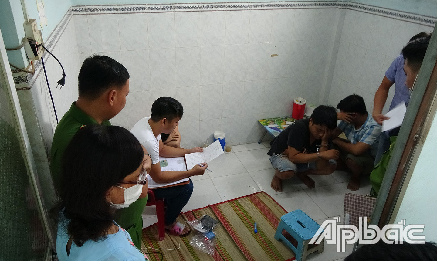 Hiện trường bắt quả tang Trí tàng trữ ma túy. Ảnh: THANH VIỆT