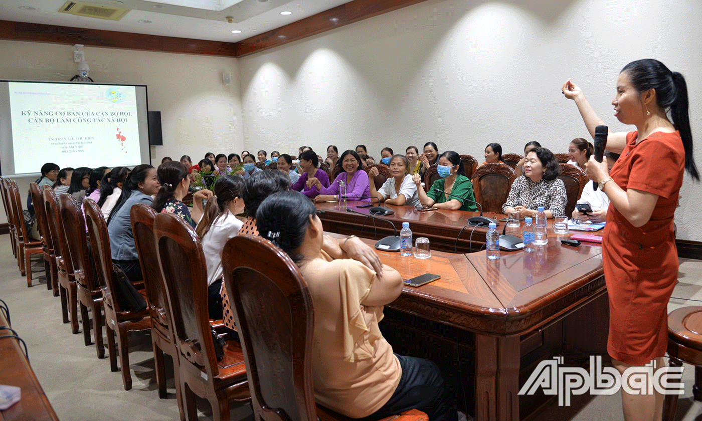 Tiến sĩ Trần Thị Thu Hiền hướng dẫn các kỹ năng cơ bản của người cán bộ làm công tác xã hội.